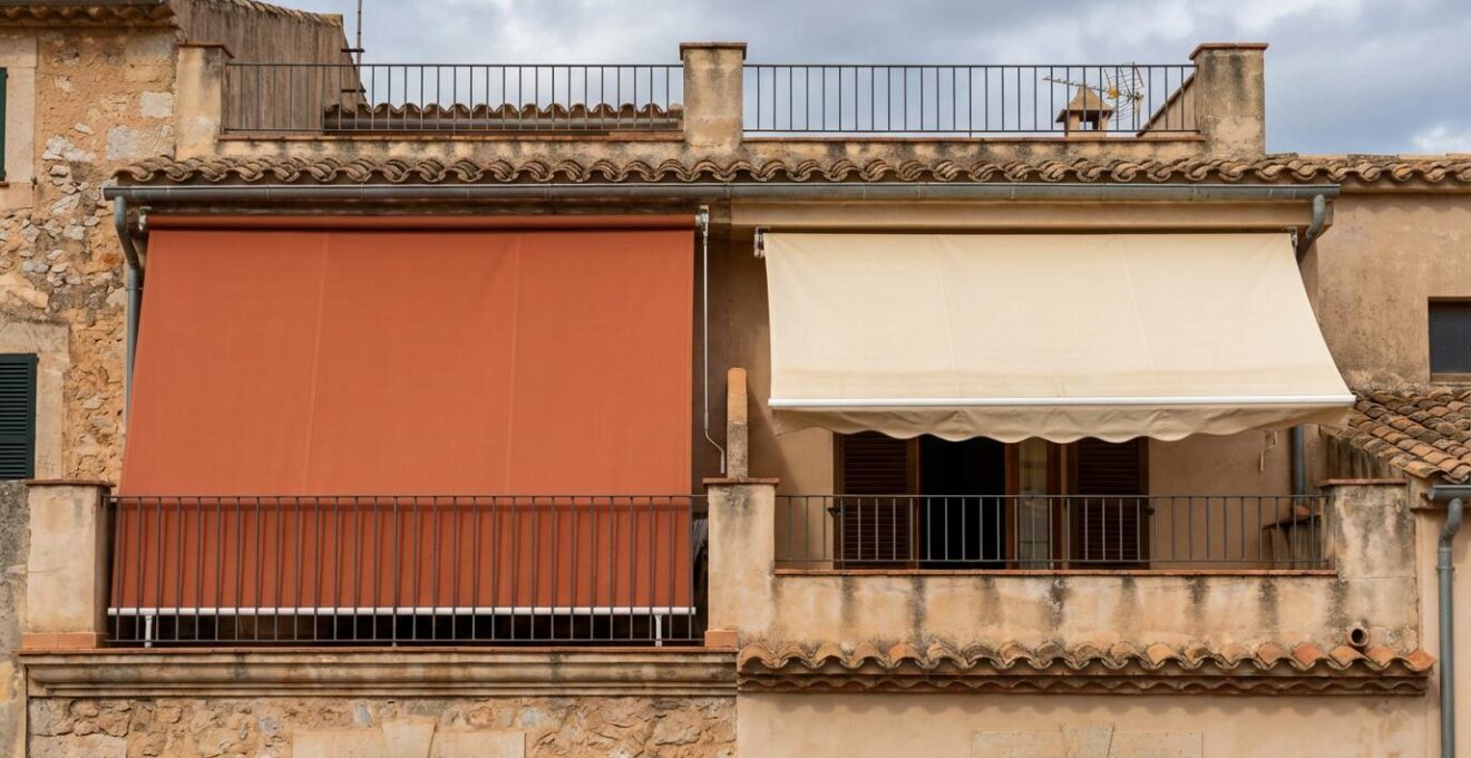 Comparación visual entre toldo con guías tenso y toldo de brazos combado por viento
