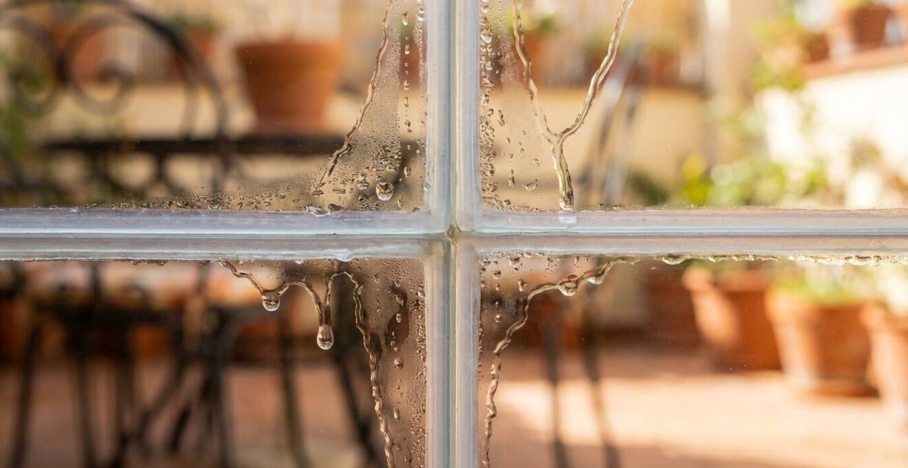 Detalle macro de las juntas transparentes entre paneles de cristal en terraza