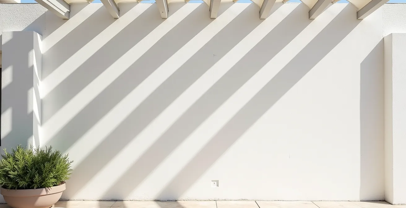 Pérgola bioclimática con lamas orientables ajustadas para sombra óptima