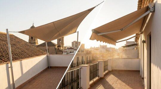 Comparación visual de una vela tensada triangular y un toldo clásico en un ático urbano español