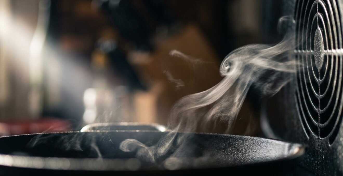 Demostración visual del flujo de aire transversal capturando vapor antes de su ascenso natural