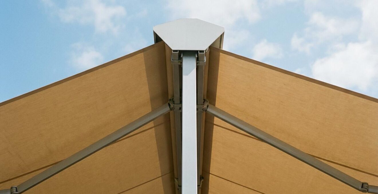 Detalle de la estructura de toldo a dos aguas mostrando cumbrera central y faldones inclinados